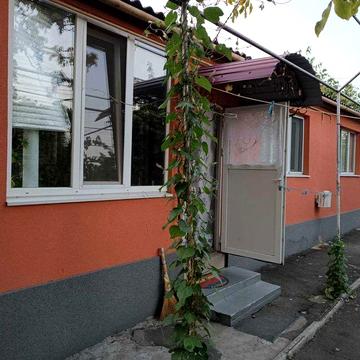 Продається добротний газифікований будинок в центрі селища