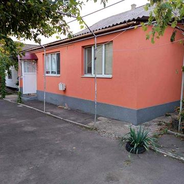 Продається добротний газифікований будинок в центрі селища