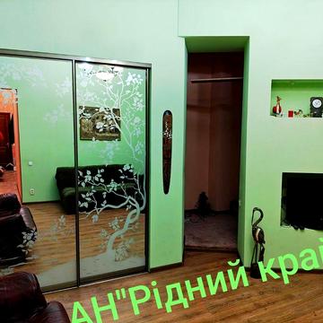 Центр міста.Простора,затишна 2а кв з розділ.кімнатами. 3 поверх