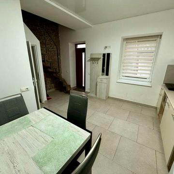 Двоповерхова простора квартира - Вільна (кв 2)