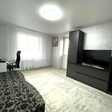 | Продам 2-кімнатну квартиру. Район 12-ї школи, цегляний будинок