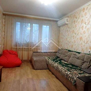 Продаж 2 кімн. квартири по вул. Космонавтів з меблями 3/5 не прохідна.