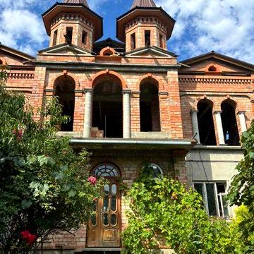 Продається будинок  з  ділянкою  10 сот.