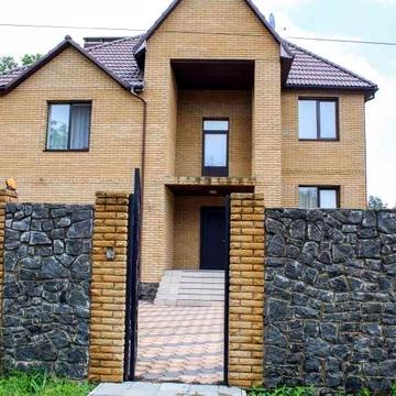 Будинок на Корбутівці в престижному районі над річкою