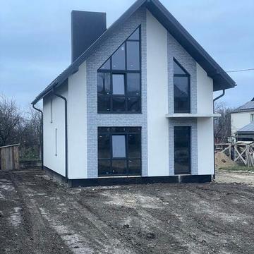 Новозбудований сучасний будинок