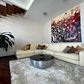 Продаж квартири в центрі з паркінгом