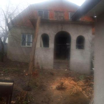 Продам два будинки на одному подвірї