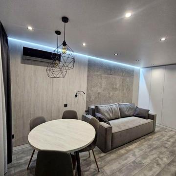 Двокімнатна квартира в центрі міста з дизайнерським ремонтом