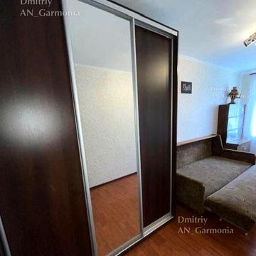 2-к Фурманова, Рядом остановка