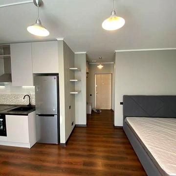 Квартира з великим балконом в комплексі серед сосен, метро Святошин