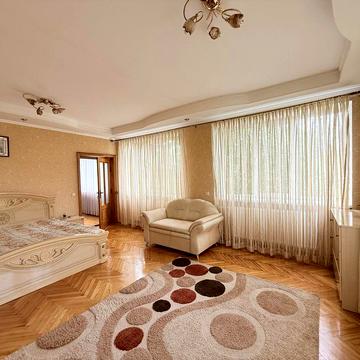 Будинок неподалік центру Мукачева