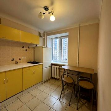 м.Олімпійська, Палац Україна 1к 32.5 м.кв з ремонтом