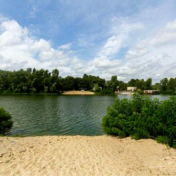 Приватна резиденція на березі Десенкі,  10 буд. 1,5га