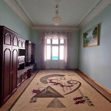 Продається три кімнатна квартира. Центр