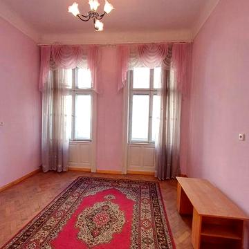 Продається три кімнатна квартира. Центр