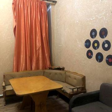 Центр! 2-х комнатная. Под ремонт. Потолки 4,2