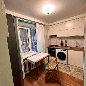 Сучасна 3 кімнатна,біля швидкісного трамваю,свіжий ремонт,є гараж