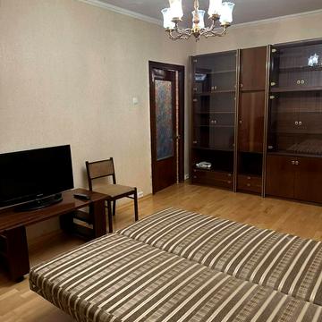 Тростянецька вул., 6