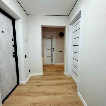 Продається 2 кімнатна квартира  біля метро