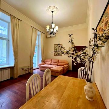 Богдана Хмельницького вул., 10