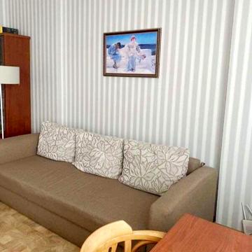 Дніпровська набережна вул., 1