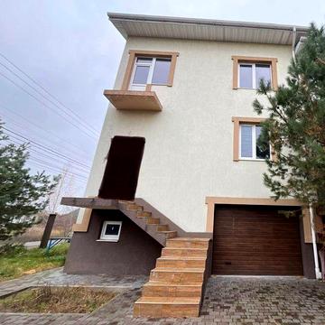 Кутовий таунхаус з великою ділянкою