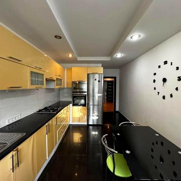 Варшавська вул., 136