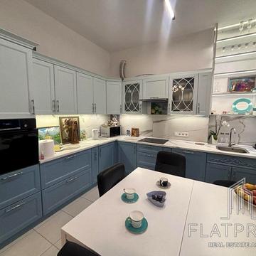 Богдана Хмельницького вул., 9