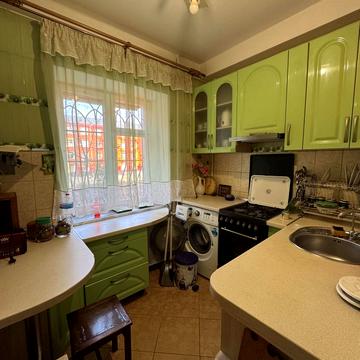 Космонавтів вул., 11в