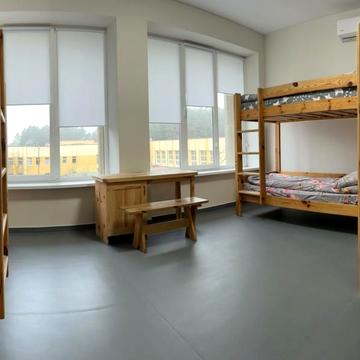 Місце в шестимісному номері для жінок