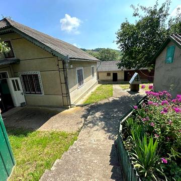 Будинок з територією