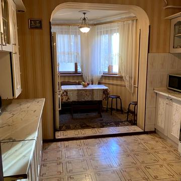 Ярослава Баїса вул. (Володимира Висоцького), 4