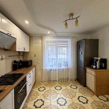 Продаж 3-кім. квартири з ремонтом та меблями, вул. Наливайка 14