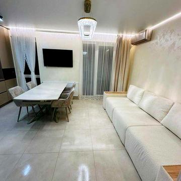 Оренда ексклюзивної 2х кімнатної квартири з власним патіо в цент