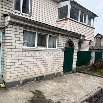 Продається двухповерховий будинок з гаржним приміщенням.