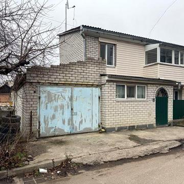 Продається двухповерховий будинок з гаржним приміщенням.