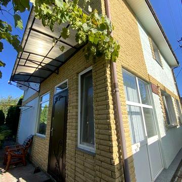 Продаж чудового будинку поряд з хвойним лісом