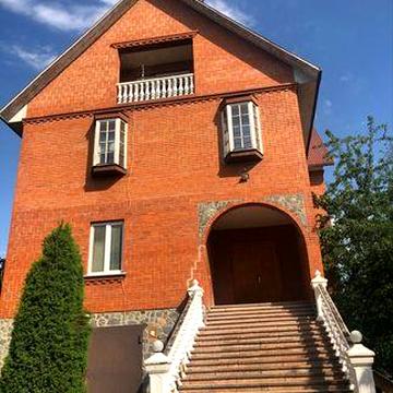 Оренда просторого окремого будинку з власним двором