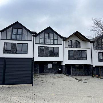 Продаж зданого таунхауса в місті