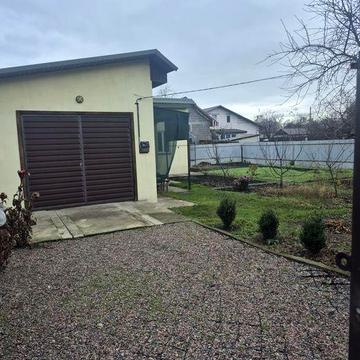 Продаж будинку в межах міста.