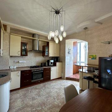 Продається 4-х кімнатна квартира вул. Миру. Дружба