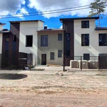 Таун навпроти парку Щасливий