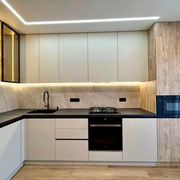 Терміново !! 1 кім + Кухня Студія в ЦЕНТРІ!Дорогий Ремонт(Працює ЛІФТ)