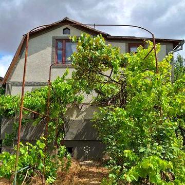 Продам дом с печным отоплением  в пригороде Одессы. вблизи озера