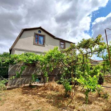 Продам дом с печным отоплением  в пригороде Одессы. вблизи озера