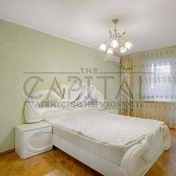 Анни Ахматової вул., 43