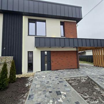 Будинок, з підвалом.