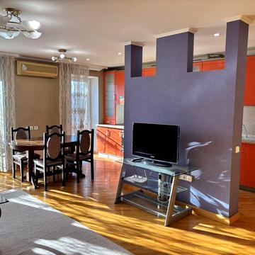 Простора квартира на три спальні та кухня-зал по вул.Д.Галицького