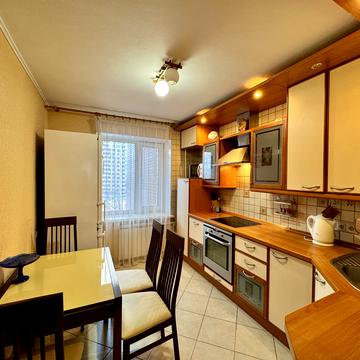 Стадіонна вул., 6