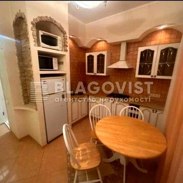 Метро Золоті Ворота-2хв Володимирська 37/Прорізна/Софіївська площа